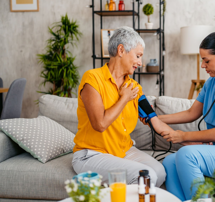 Représentation d’un tensiomètre mesurant la pression artérielle sur un bras, avec une infographie montrant les effets de l’hypertension sur le cœur et les artères.