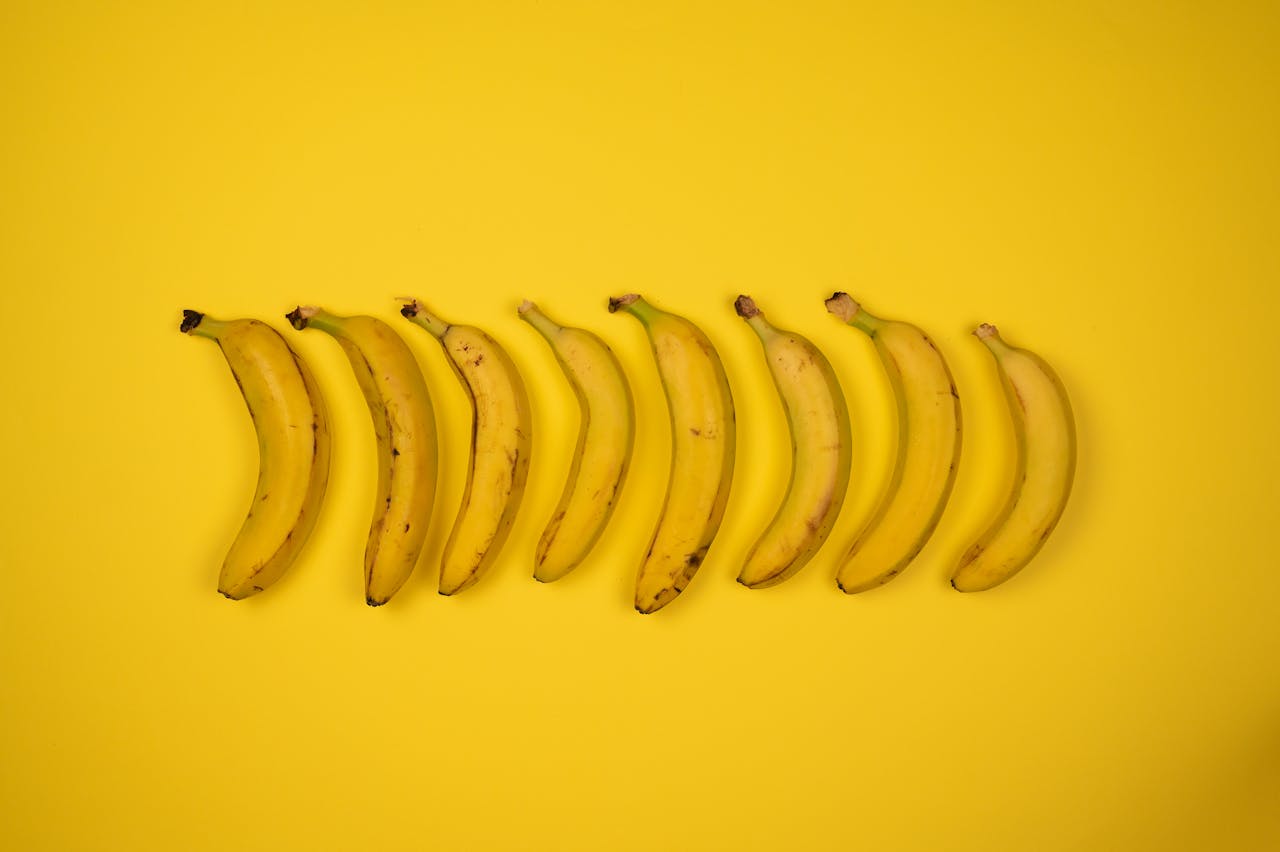 Assortiment d’aliments riches en magnésium : amandes, graines, épinards, chocolat noir, lentilles, sur une table en bois – illustration des bienfaits nutritionnels pour l’organisme.
