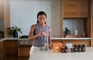 Personne lisant attentivement l’étiquette d’un complément alimentaire, illustrant l’importance de bien comprendre les compositions.