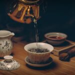 Tasse de tisane chaude entourée de plantes apaisantes comme la camomille et la lavande, idéale pour favoriser le sommeil naturellement.